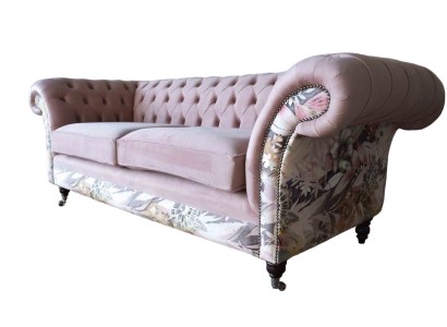 Ein lebhaftes Dreisitzer-Sofa aus Chesterfield mit zartem rosa Blumenmuster 